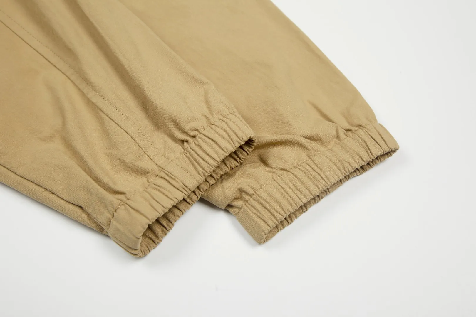 P290 White background picture [Popular item] Style number: 25109# (on sale all year round) Color: khaki/navy blue Size: S to XL - Ralph Lauren/Ralph Lauren Solid color logo embroidered cotton soft shell fabric hooded assault jacket - the face is the same as the original 32 high count plain weave super soft carbon grinding ✅ - Brand POLO three zippers Customized back collar webbing Dark and light two-color oil edge leather strips ✅ - Ralph Lauren/Ralph Lauren's classic men's and women's bomber zipper hooded jacket. It has an elegant and fashionable style with any wear. It has a retro and relaxed feel. The hood and zipper elements add to the casual casualness. The paper man effect on the upper body can be perfectly controlled whether it is sports style or casual style ✅